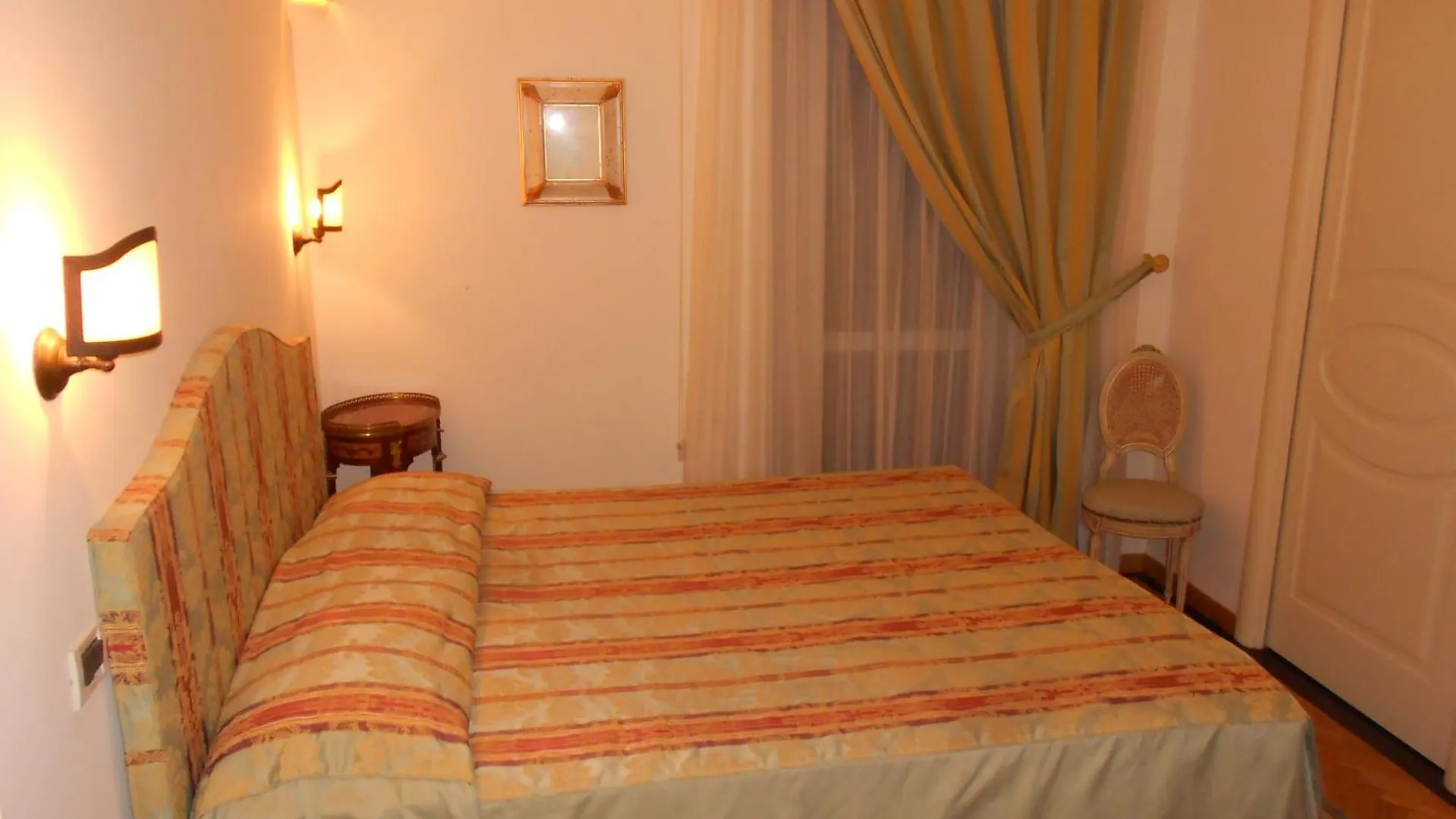 Al Teatro Hotel Livorno 3*,