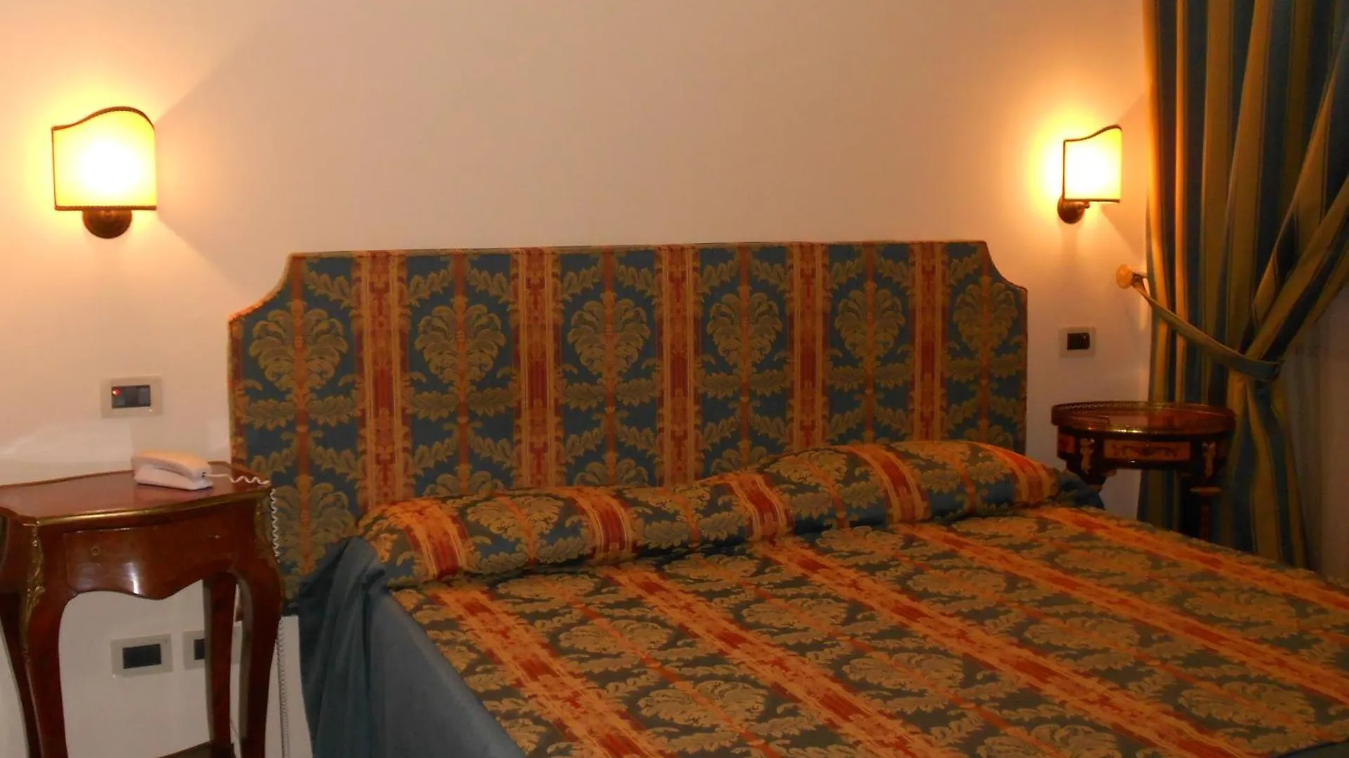 Al Teatro Hotel Livorno Italy